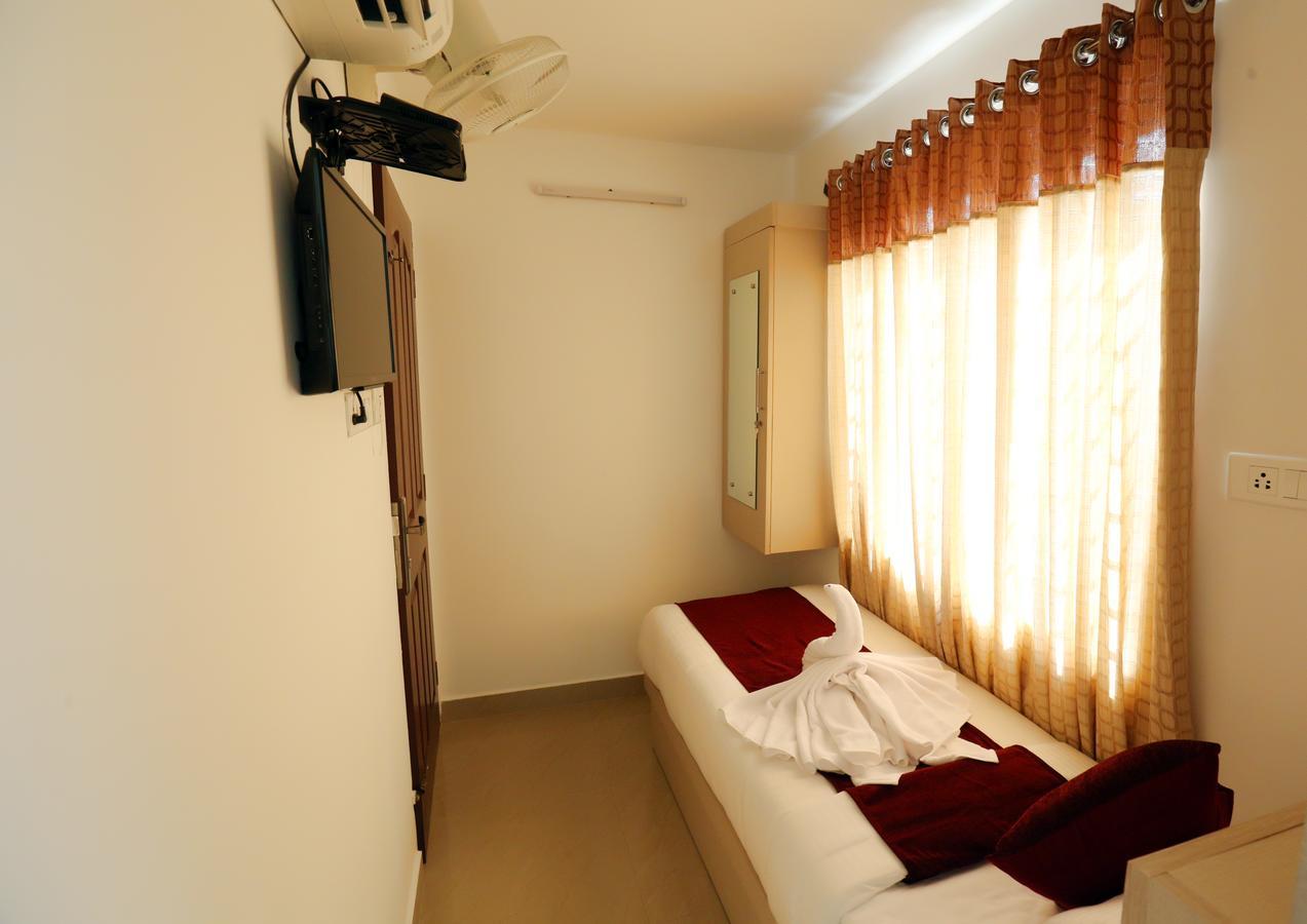 Hotel Swarna Residency Kochi Buitenkant foto